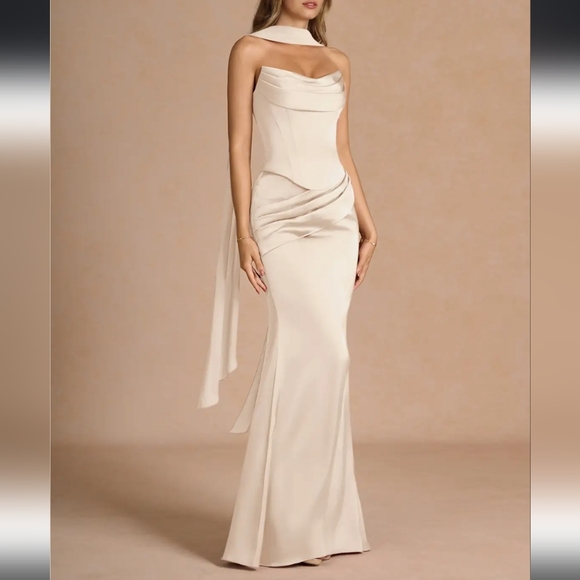 Elegant Cream Evening Gown - Picture 2 of 3